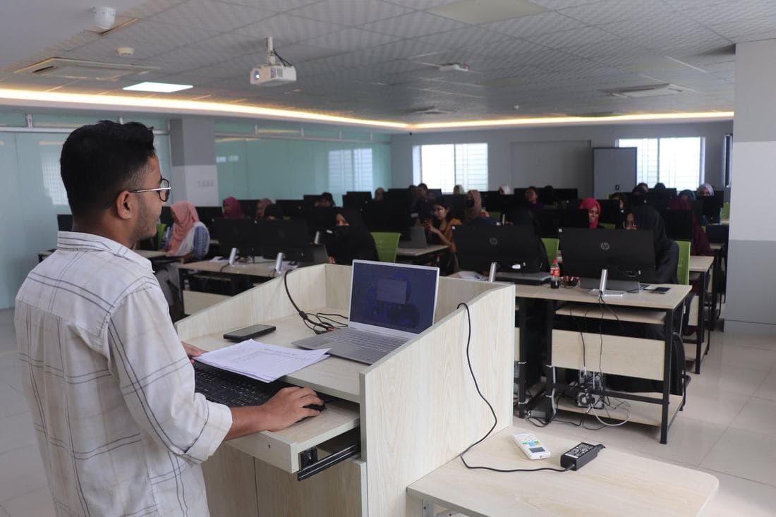 Abdullah Al Sobail conducting the 150-hour Industrial Training Program on Production-Grade Software Application Development for IIUC CSE students at ITBI, CUET